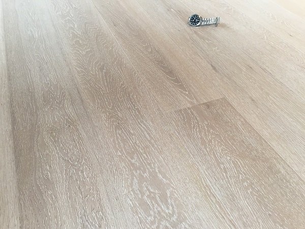 Restparti - Plankegulv - Brstet Eg med hvid ultra matlak - I alt 8,46 m2 - Spar 67 %