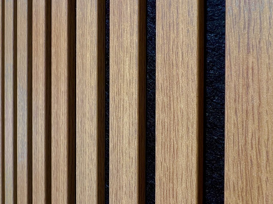 Akustikpanel - Oljerad Ek m. svart bakgrund - 60 x 240 cm