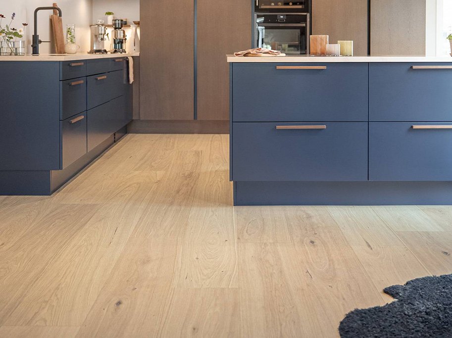 Bjelin Plankegulv - Woodura b�rstet Eg H&Ouml;JA 3.0 XXL med Misty White matlak - Bredde 271 mm