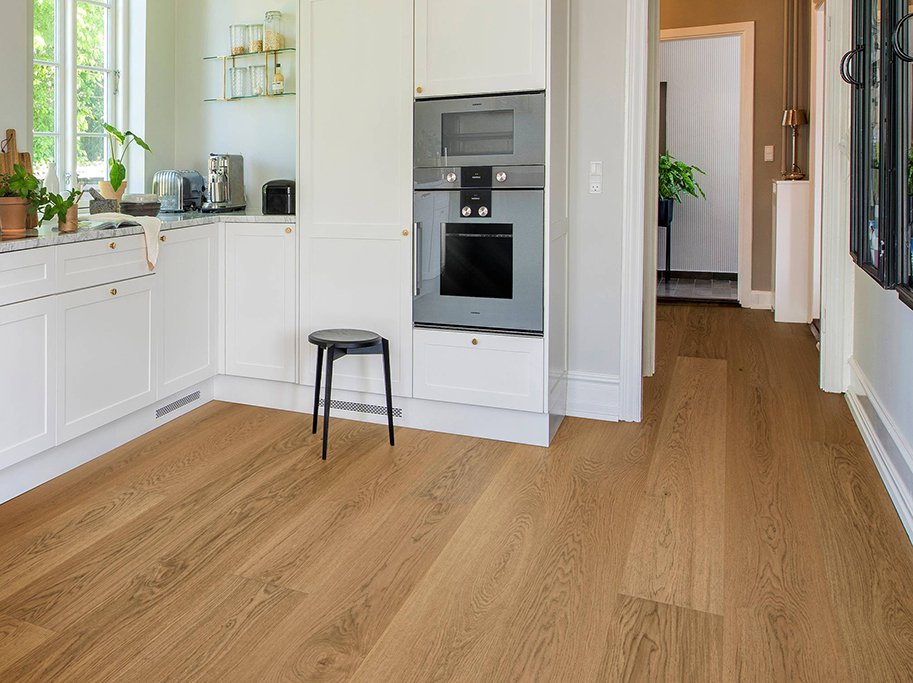 Bjelin Plankegulv - Woodura b�rstet Eg TULLSTORP 3.0 XXL med Terra Brown matlak - Bredde 271 mm