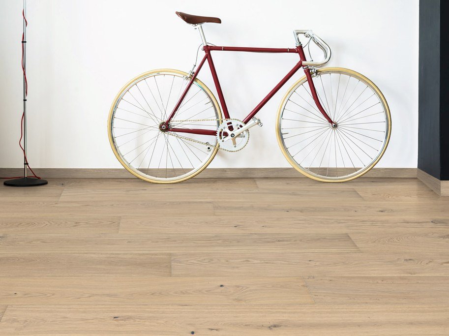 HARO Plankegulv - Brstet Eg Markant med lysehvid matlak - Bredde 240 mm