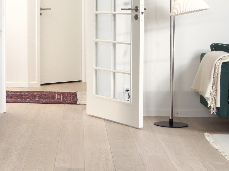 Plankegulv - Brstet Eg Nordic Lysehvid med hvid matlak - Bredde 180 mm