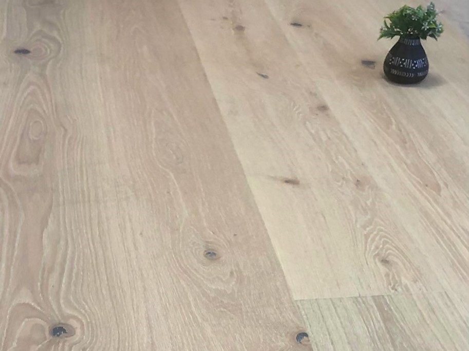 Plankegulv - Brstet Eg Rustik med hvid matlak - Bredde 300 mm