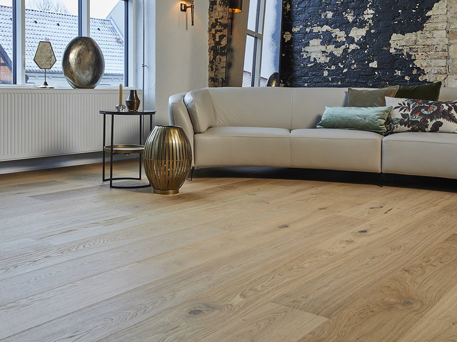 Wideplank - Brstet Eg Country med hvid matlak - Bredde 220 mm