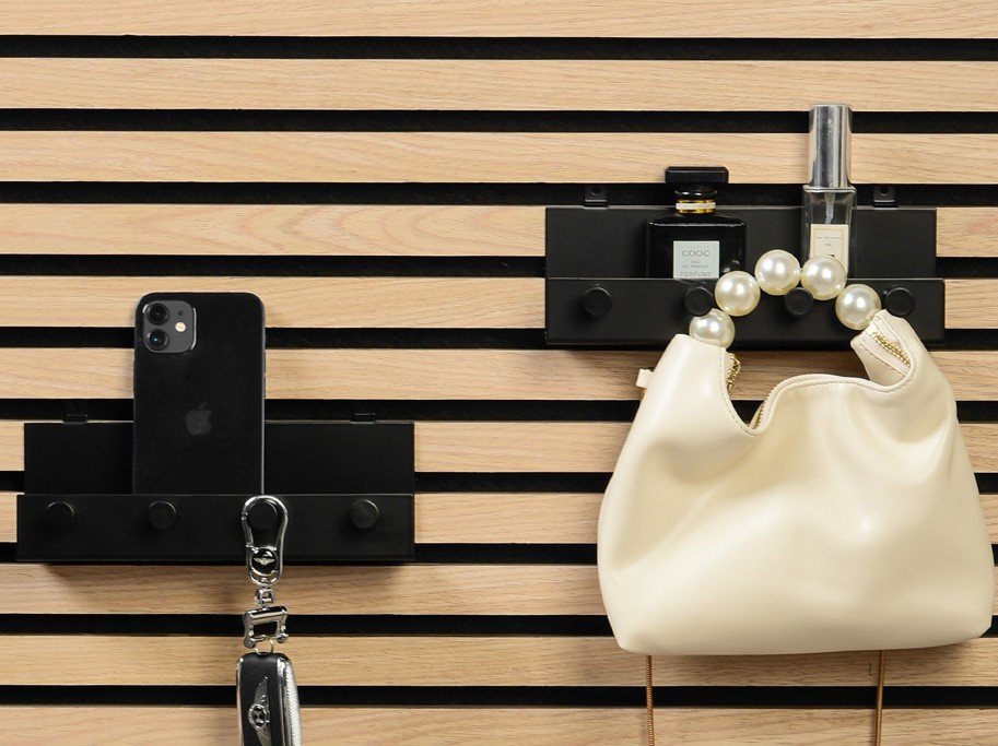 Sort hylde med 4 knager