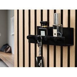 Sort hylde med 4 knager