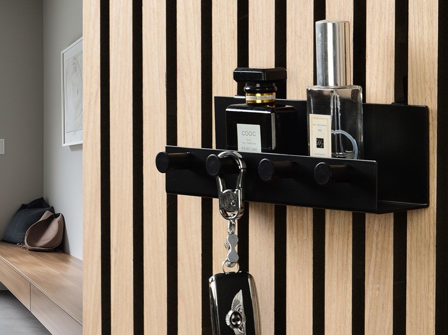 Sort hylde med 4 knager