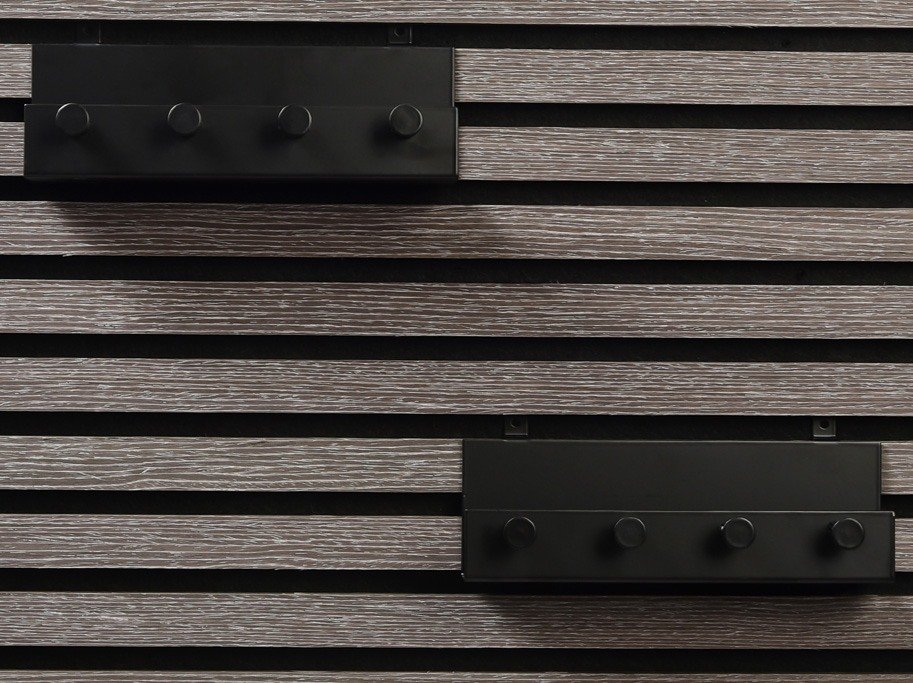 Sort hylde med 4 knager