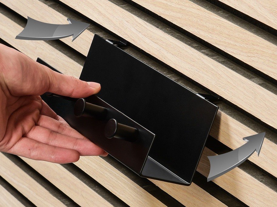 Sort hylde med 4 knager