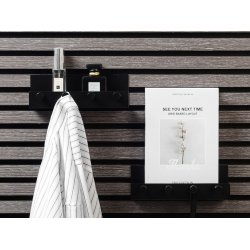 Sort hylde med 4 knager