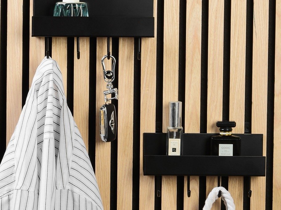 Svart hylla med 4 krokar