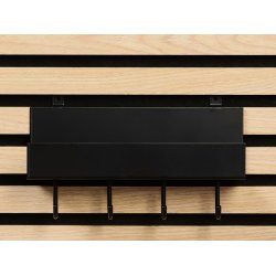 Svart hylla med 4 krokar