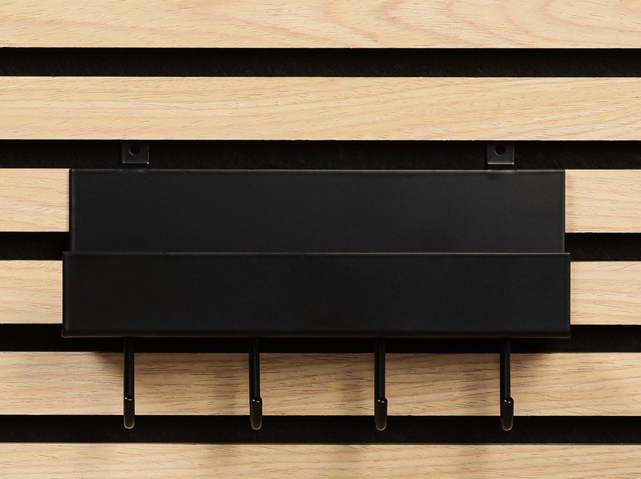 Svart hylla med 4 krokar