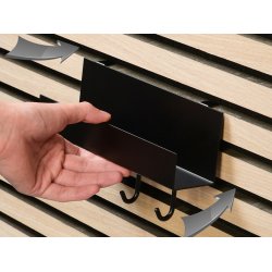 Svart hylla med 4 krokar