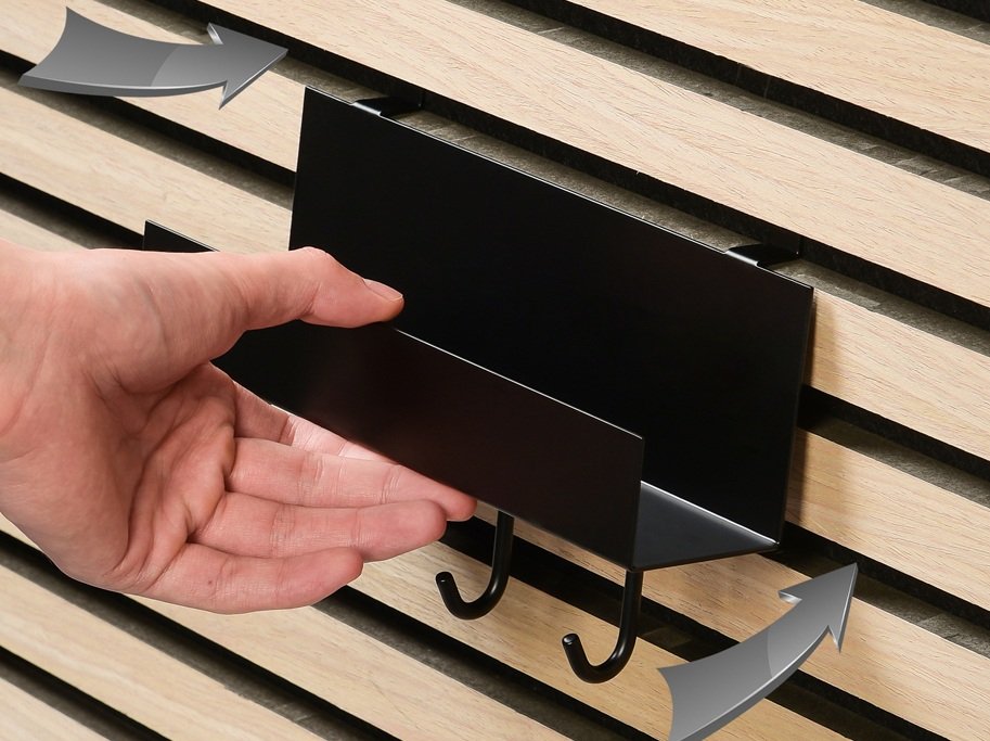 Svart hylla med 4 krokar