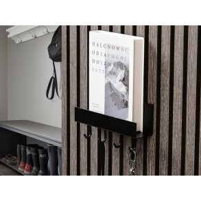 Svart hylla med 4 krokar